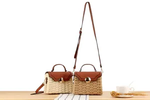 Schicke Stroh-Handtasche mit PU-Lederbesatz und Metallverschluss für den Sommer am Strand.