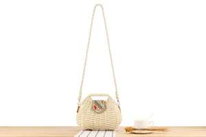 Handgemachte Stroh-Umhängetasche Detail, gewebte Tasche mit buntem perlenbesetzten Überschlag.