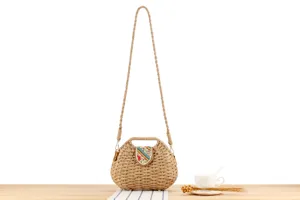 Handgemachte Strohtasche Detail, natürliche Umhängetasche mit buntem Überschlag.