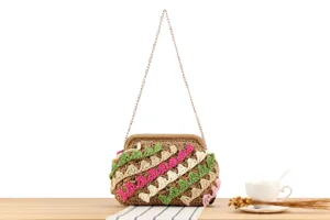 Borsa a tracolla in paglia intrecciata con volant colorati all'uncinetto e catena metallica.