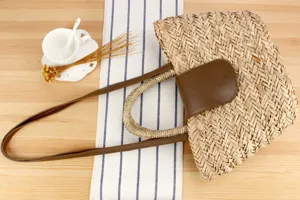 Borsa tote in paglia naturale e PU, dettaglio chic per vacanze al mare e uso quotidiano.
