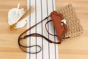 Geflochtene Stroh-Umhängetasche mit brauner Lederklappe, lässige Sommer-Strandtasche.