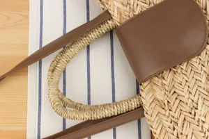Vista dettagliata della borsa a mano intrecciata in paglia naturale PU borsa da spiaggia estiva