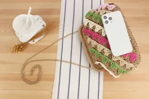 Borsa a tracolla intrecciata all'uncinetto fatta a mano con pizzo colorato e catena elegante da donna.