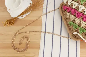 Borsa a tracolla intrecciata colorata fatta a mano, ideale per vacanze al mare e tempo libero.