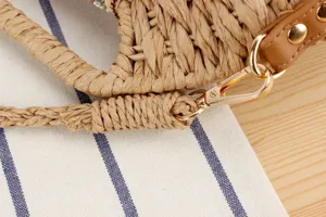 Handgefertigte Strohtasche Metallverschluss Detailaufnahme zeigt feine Handwerkskunst