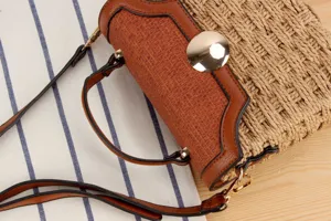 Detailansicht der stilvollen Stroh geflochtenen Umhängetasche für Damen, Strand Sommer Tasche.