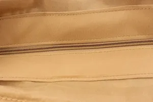 Λεπτομερές κοντινό πλάνο φερμουάρ και ανθεκτικής υφασμάτινης επένδυσης για γυναικεία τσάντα.