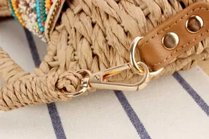 Handgefertigte Strohtasche Detail, bunte Perlenklappe und hochwertiges Metallzubehör.