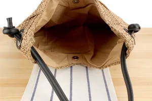 Bolso tote de paja trenzada detalle interior, gran bolso de playa de verano estilo.