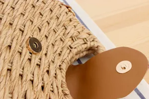 Nahaufnahme des handgefertigten geflochtenen Strohsacks mit schöner Textur und Metall.