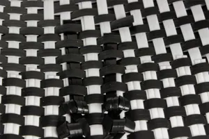 Dettaglio di tessitura in plastica bianco e nero, trama ravvicinata di borsa da spiaggia.