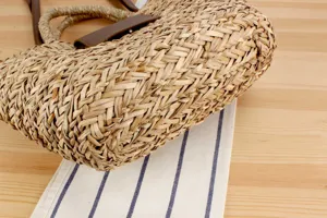 Borsa a mano intrecciata in paglia naturale e PU, dettaglio per le vacanze estive.