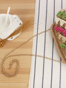 Borsa a tracolla in paglia intrecciata con dettagli colorati all'uncinetto per l'uso quotidiano.