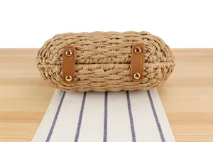 Handgemachte geflochtene Strohtasche Unterdetai mit Lederlaschen und Nieten für den Urlaub.
