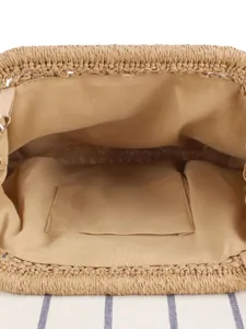Borsa in paglia intrecciata a mano vista dettagli interni vacanza al mare casual da donna