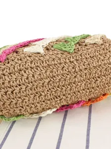 Borsa in paglia intrecciata a mano con bordo floreale colorato, ideale per il mare.