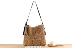 Vue détaillée du sac porté épaule tissé à la main montrant son motif ajouré et sa lanière élégante.