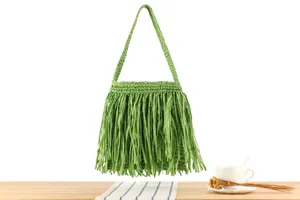 Détail de sac à main à franges tissées vertes, sac élégant de vacances à la plage.