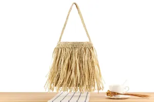 gros plan sac bandouliere franges paille detail, texture raphia naturel vacances plage