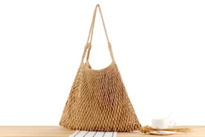 Handgemaakt geweven katoenen touw schoudertas detail met het ingewikkelde macramé patroon.