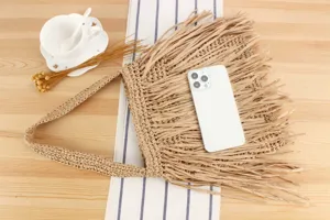 Sac cabas élégant en raphia à franges pour femmes, idéal pour les vacances à la plage.