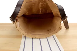 Vue détaillée de l'intérieur du sac porté épaule tissé décontracté avec doublure spacieuse.