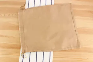 Khaki stoffen Pouch detailweergave, eenvoudige opbergtas met trekkoord ontwerp.