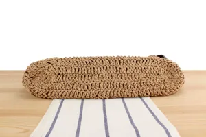 Vue détaillée de la texture tissée en paille, matériau naturel, idéal pour le style estival.