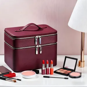 Gedetailleerd overzicht van grote tweelaagse make-upkoffer van PU-leer met cosmetica-accessoires.