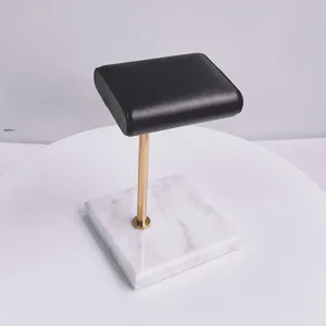 Luxe marmeren basis horloge display standaard met metalen stang en zwart lederen kussen