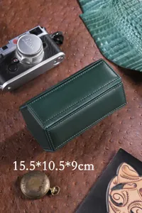 Gedetailleerd overzicht van de groene zeshoekige lederen horlogedoos met fijne stiksels.