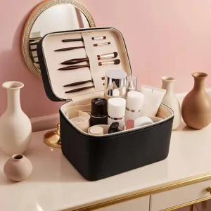 Zwarte PU lederen dubbellaags cosmetische tas met kwastenhouder en grote capaciteit.