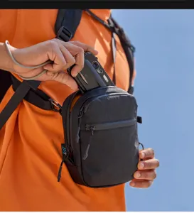Vista dettagliata del borsello da petto tattico in nylon impermeabile leggero per sport all'aperto.
