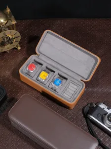 Details van de draagbare reishorlogebox van leer met zachte fluwelen binnenkant voor horloges.