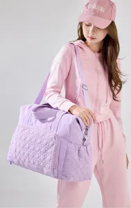 Bolso de viaje de gran capacidad moderno, elegante bolso bandolera deportivo acolchado morado.