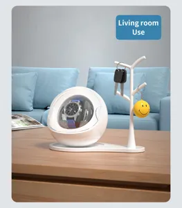 Detailansicht des weißen Uhrenbewegers und Schlüsselhalters im gemütlichen Wohnzimmer.