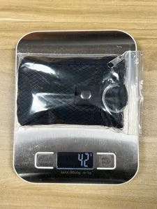 Gedetailleerd overzicht van de zwarte mini-portemonnee met sleutelhanger, compact en licht.