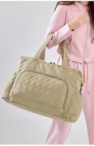 Vista detallada del bolso de viaje acolchado grande, bolso deportivo casual con asas fuertes.