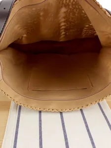 Sac à main tissé à la main vue intérieure avec doublure en tissu et poche zippée.