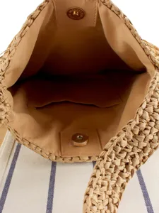 Sac à main tissé en paille vue intérieure, élégant sac bandoulière de plage pour femme.