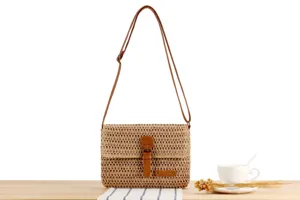 Woven crossbody bag for women, retro casual straw shoulder bag for beach vacation and daily commute.