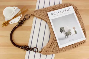 Borsa a tracolla all'uncinetto fatta a mano con manico di perle, accessorio estivo casual.