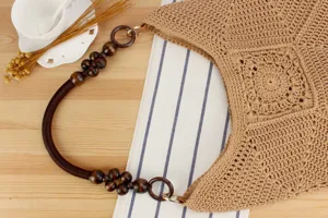 Borsa a tracolla in paglia intrecciata a mano con manico di perline di legno, stile spiaggia.