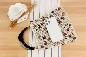 Sac a main tisse de perles avec une poignee en resine et jolies pierres pour plage.