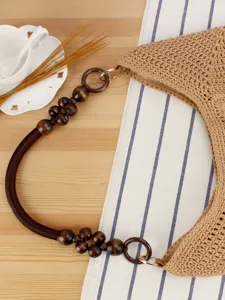 Borsa a tracolla in paglia intrecciata a mano con manico in perle di legno stile vacanza.