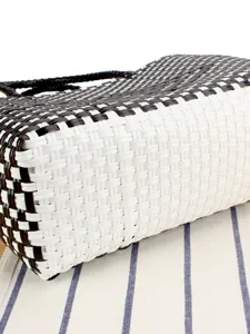 Borsa tote in plastica intrecciata nera e bianca per tempo libero, vacanze al mare e picnic.