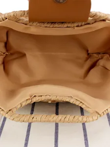 Handgeflochtene runde Strohtasche offene Ansicht mit braunem Futter fuer Strandurlaub Alltag.