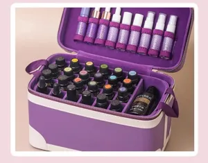 Gedetailleerd overzicht van paarse etherische olie opbergtas met vakken, draagbare cosmetictas.