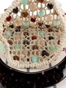 Sac à main tressé chic avec perles colorées, pochette en filet décontractée pour plage et voyage.